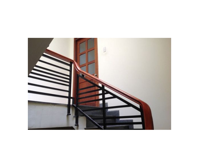 Cầu thang sắt vuông đặc tay vịn gỗ X8